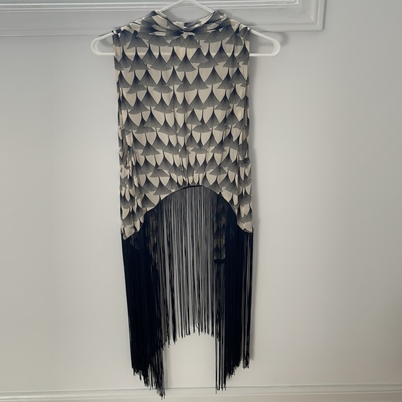 Line & Dot fringe vest - Picture 3 of 7